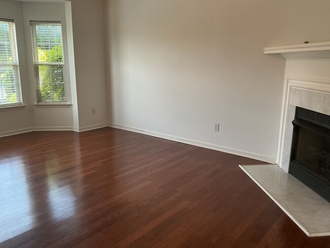 Building Photo - Move-In Ready 2-Bedroom Townhouse in the H...