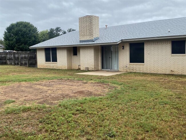Building Photo - 1806 Sierra Dr