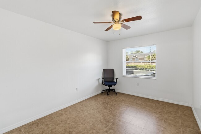 Building Photo - 2569 N Alafaya Trail