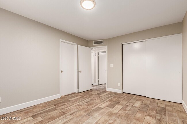 Building Photo - 2731 E Charleston Ave