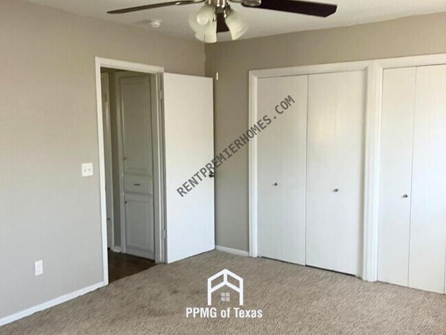 Building Photo - 10904 N Linn Ave