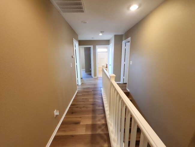 Building Photo - Beautiful detached home with fully fenced back yard.