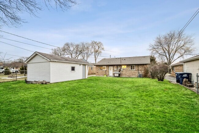 Large yard - 1107 S 3rd Ave