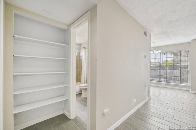 Building Photo - 10609 Starcrest Dr