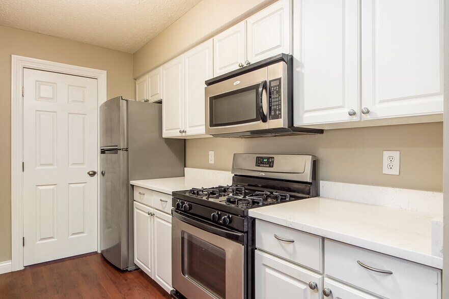 Building Photo - 2257 Hedgerow Road
