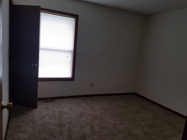 Building Photo - Great 3 Bed 2 Bath 2 Car Garage Flat Duplex- Pets ok!