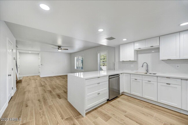 Building Photo - 12641 N Mimosa Dr