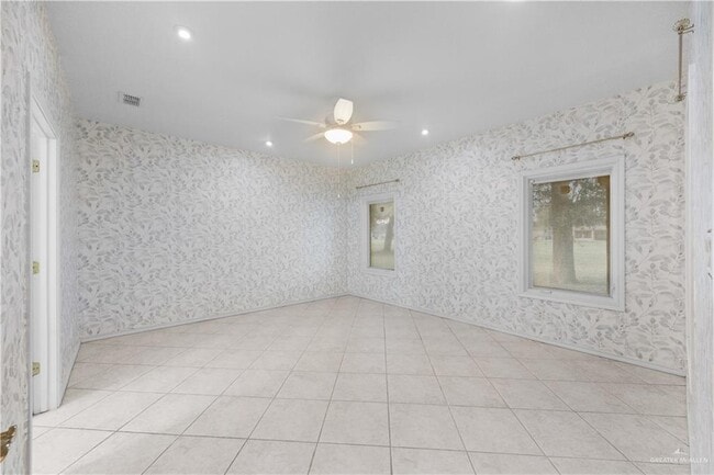 Building Photo - 24 Clubhouse Dr