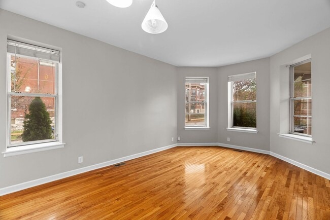 Building Photo - Modern Spacious  2 Bed  and 1.5  Bath Cond...