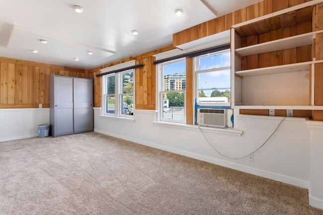 Building Photo - Now Leasing at The Drake – Classic Portland Living in a Prime Location!