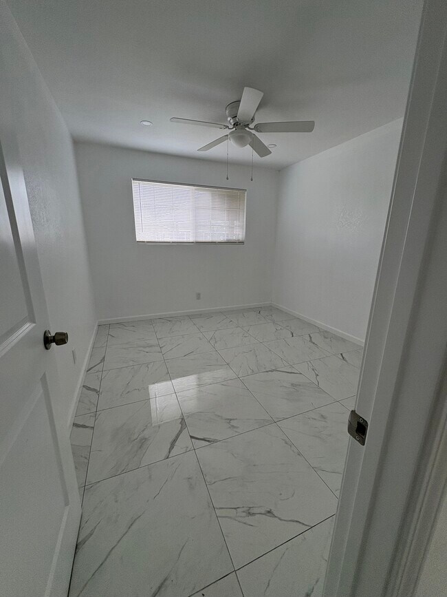 Building Photo - 797 S Amber St