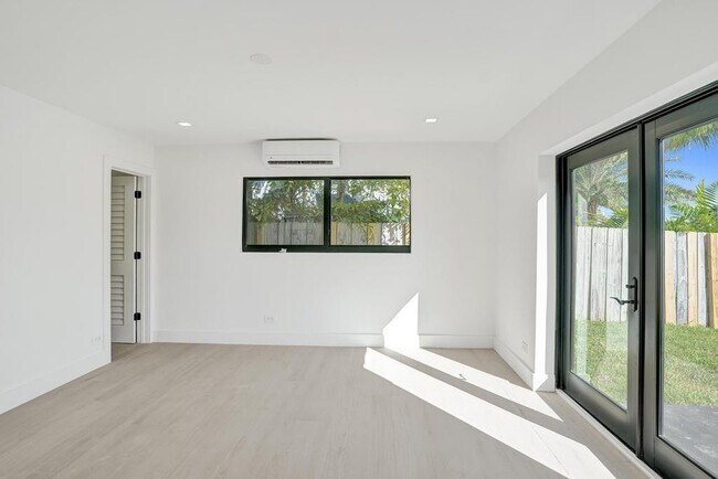 Building Photo - 840 SE 22nd Ave