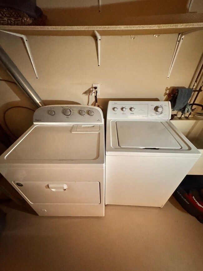 Building Photo - Gorgeous 3 Bedroom, 2 Full Bathroom Townhome in Desirable Location