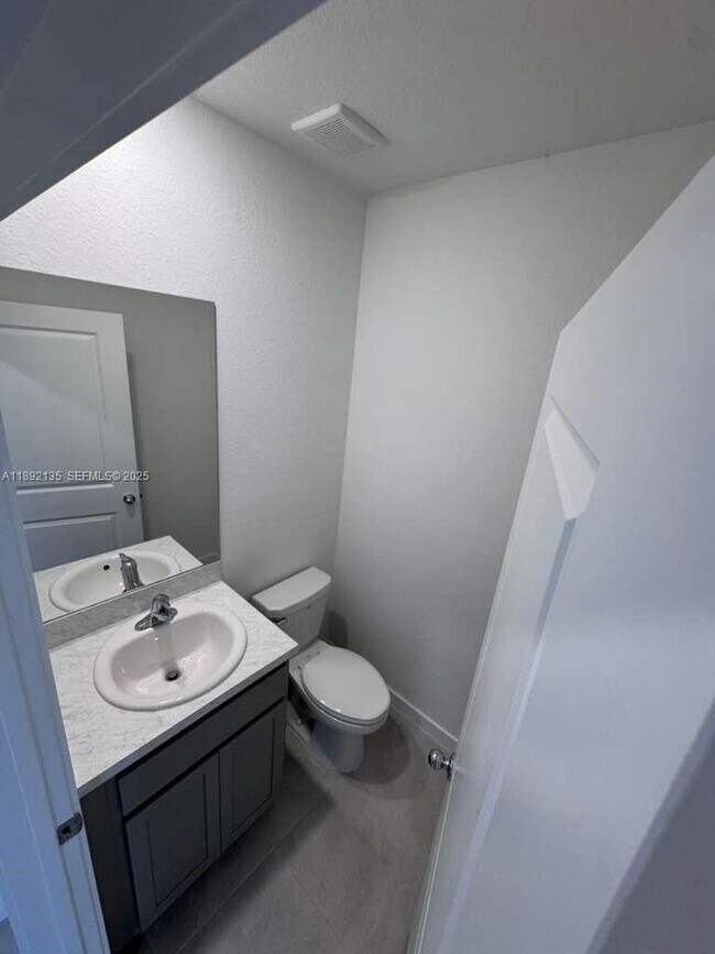 Building Photo - 1549 NE 3rd Ave