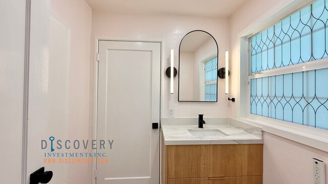 Building Photo - Your Ideal Modern Retreat with Enclosed Yard