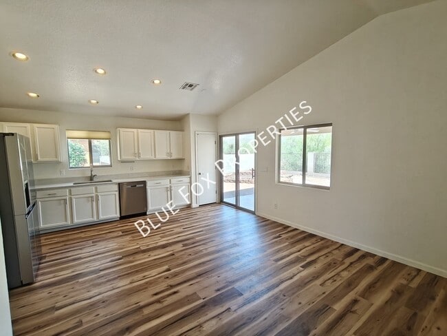 Building Photo - 600 E River Walk Dr
