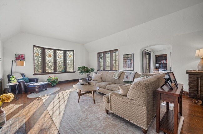 Building Photo - 2835 N Lake Dr