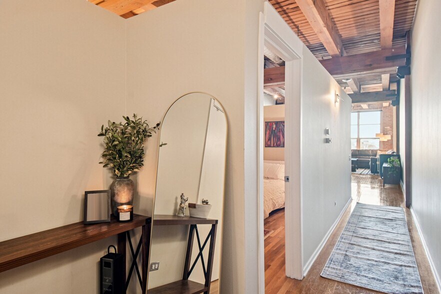 Building Photo - 333 S Desplaines St