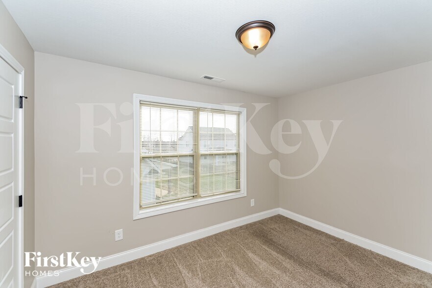 Building Photo - 372 Lowline Dr