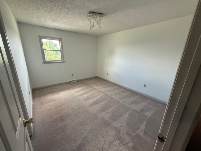 Building Photo - Spacious 4-Bedroom, 3-Bath Home in a Desir...