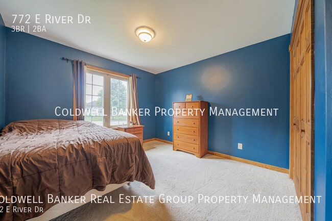 Building Photo - 772 E River Dr