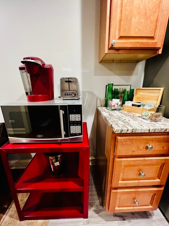 Building Photo - 1525 N Maplewood Ave