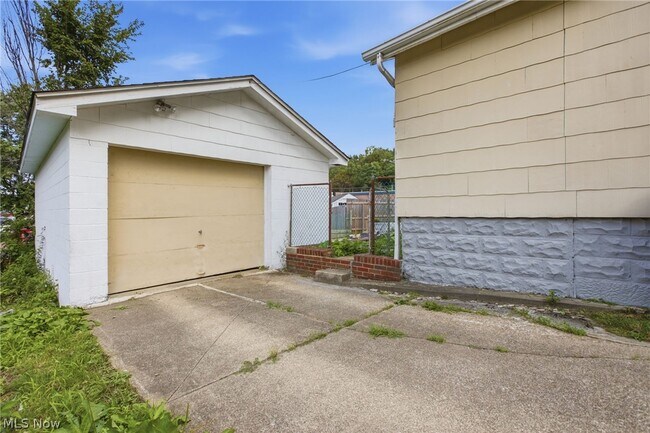 Building Photo - 975 Corwin Ave