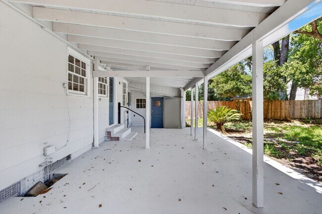 Building Photo - 216 E 57th St