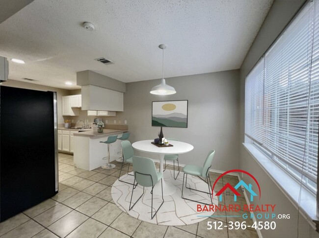Building Photo - Available now! 3 Bed 2.5 Bath Duplex