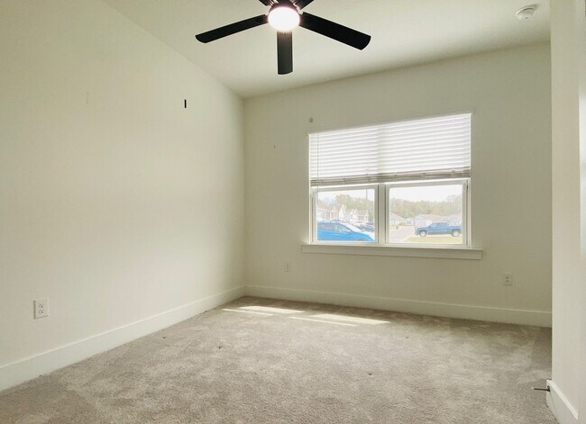 Building Photo - Over 2,000 Sq Ft! 4BR Home w/ En Suite Guest Room
