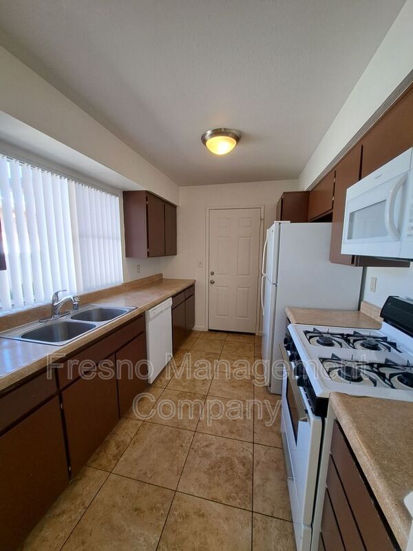 Building Photo - 543 W Alamos Ave
