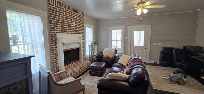 Building Photo - 812 Bessie Ln