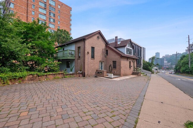 Building Photo - 228 Gorge Rd
