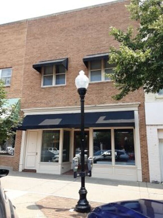 Building Photo - 738 1/2 Massachusetts