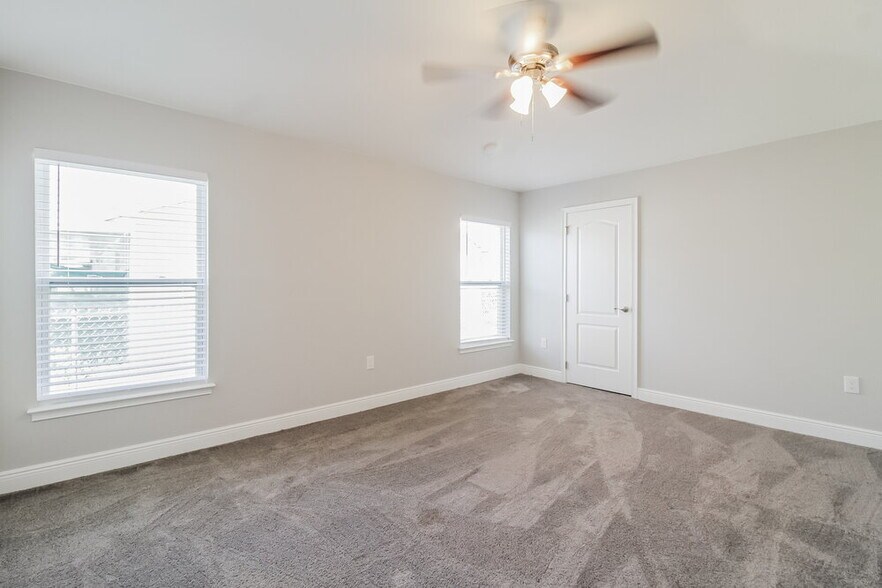 Building Photo - 8 Bradford Ct