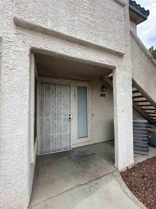 Building Photo - 5222 Mandalay Springs Dr