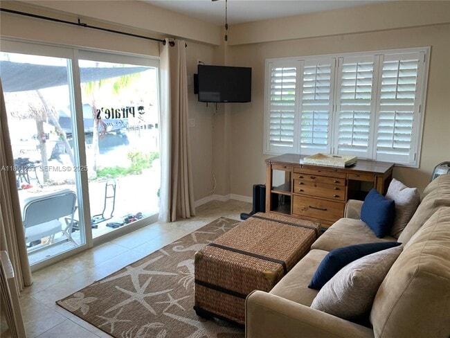 Building Photo - 112 Captains Ct