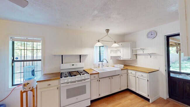 Primary Photo - 605 Encino St