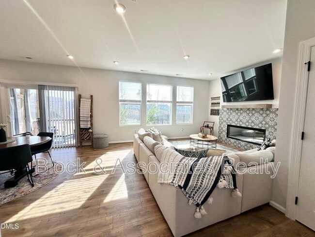 Building Photo - 99 Daybreak Way