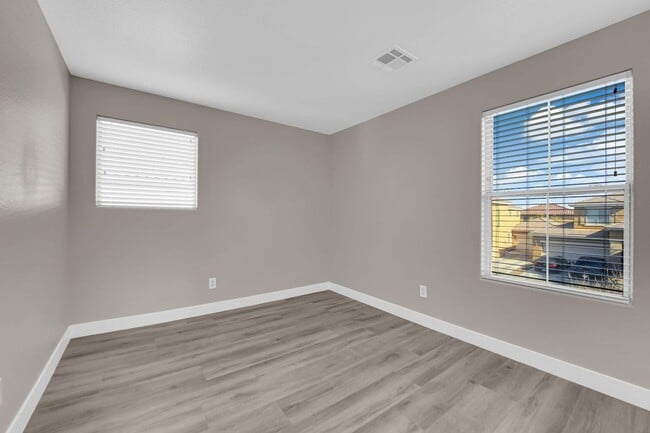 Building Photo - Large 3 bedroom, 2.5 bath house!