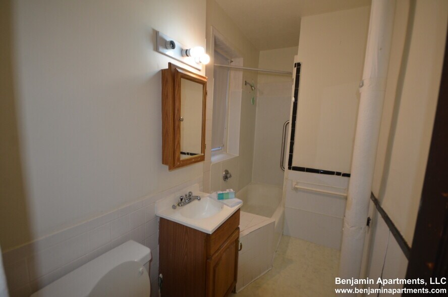 Building Photo - 1965 Commonwealth Ave