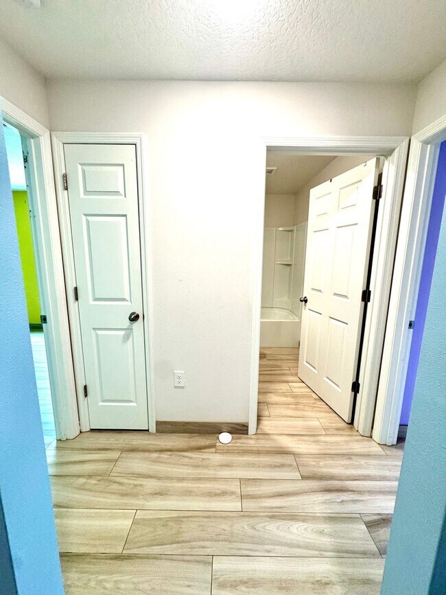 Building Photo - Beautiful 4-Bed, 2-Bath Home in a Prime Location!