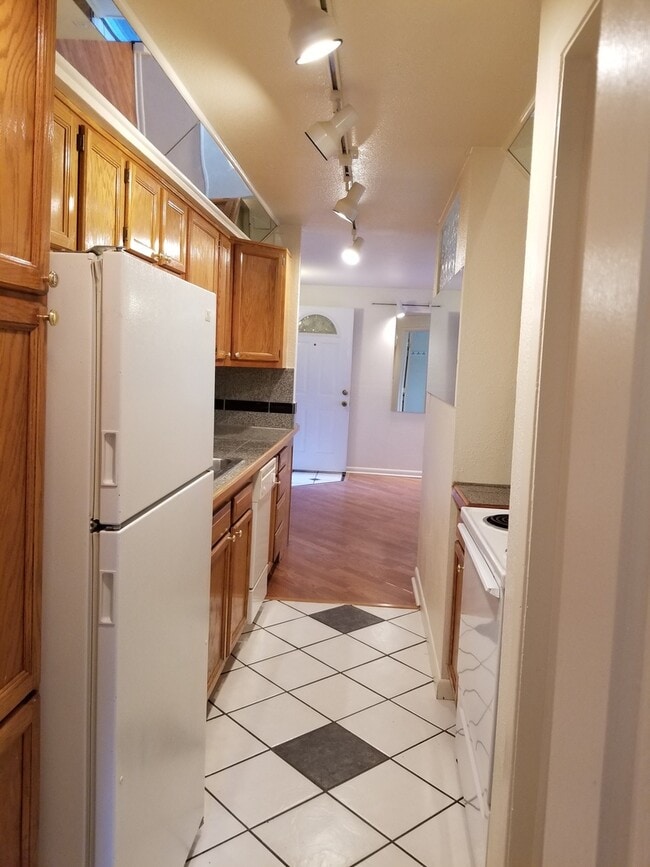 Building Photo - RENT SPECIAL & LEASE OPTIONS! Cat-friendly...