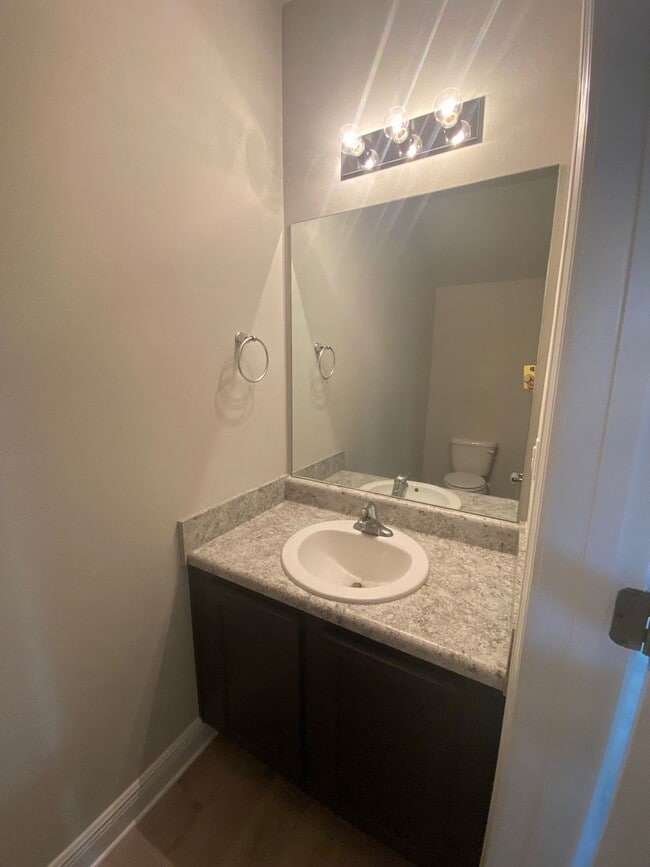 Building Photo - Spacious Modern Townhome; Conveniently Located! *Garbage, Pest Control & Lawncare Included!* *SPE...