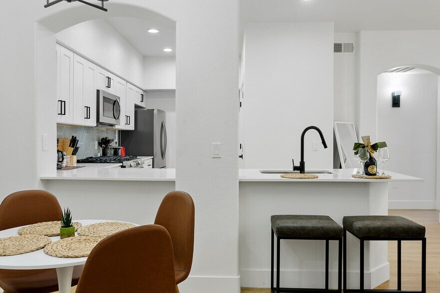 Building Photo - 9450 W Cabela Dr