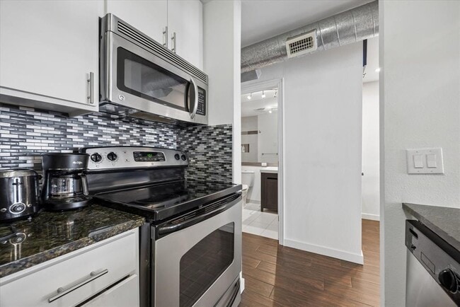 Building Photo - 1510 W 6th St