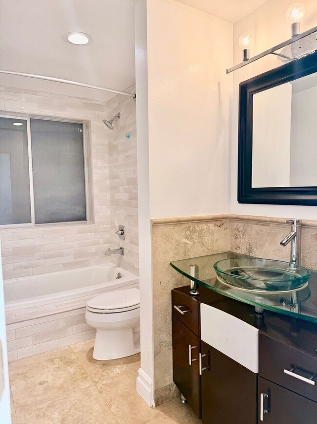 Building Photo - Gorgeous Tarzana Home