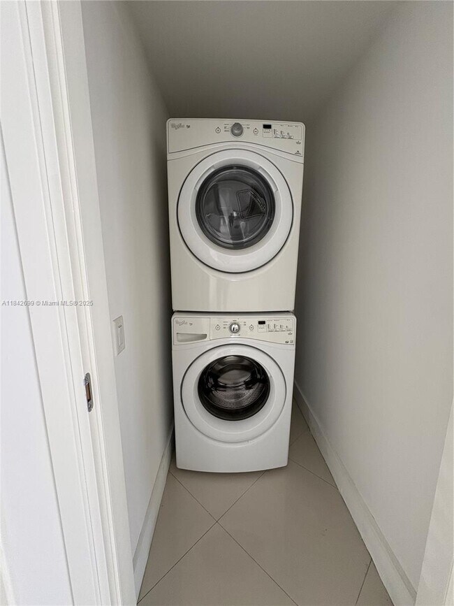 Building Photo - 1300 Brickell Bay Dr