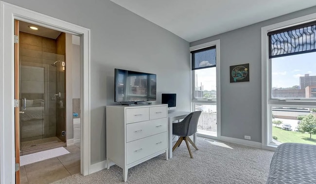 Building Photo - Luxury Downtown Condo!!