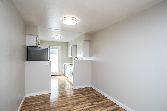 Building Photo - 402 S Beck Ave